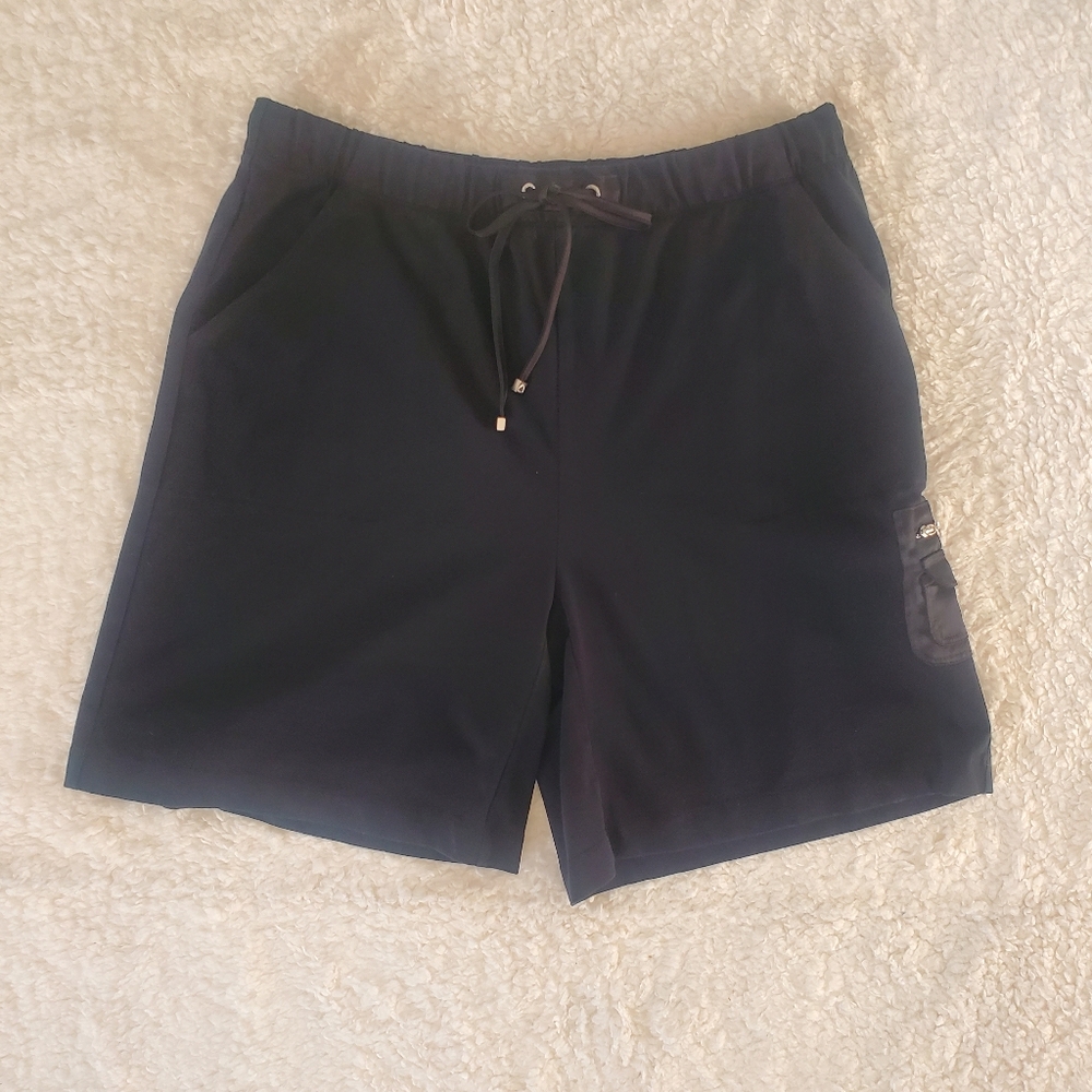 Liz Claiborne Women's Black SHORTS. Size Large.